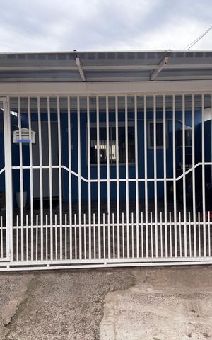 Casa à venda com 44m², 2 quartos e 2 vagas Casa à venda com 44m², 2 quartos e 2 vagasFachada