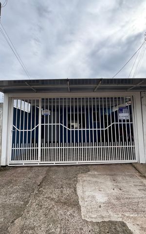 Casa à venda com 44m², 2 quartos e 2 vagas Casa à venda com 44m², 2 quartos e 2 vagasFachada