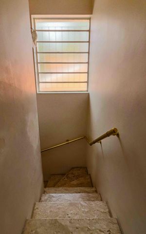 Casa à venda com 140m², 3 quartos e 2 vagas Casa à venda com 140m², 3 quartos e 2 vagasEscadas