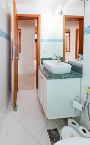 Apartamento à venda com 238m², 5 quartos e 3 vagas Apartamento à venda com 238m², 5 quartos e 3 vagasBanheiro social