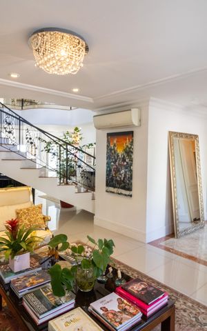Casa de condomínio à venda com 632m², 4 quartos e 6 vagas Casa de condomínio à venda com 632m², 4 quartos e 6 vagasSala