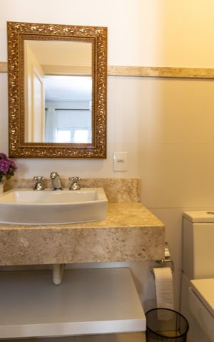 Casa de condomínio à venda com 632m², 4 quartos e 6 vagas Casa de condomínio à venda com 632m², 4 quartos e 6 vagasBanheiro