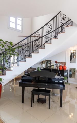 Casa de condomínio à venda com 632m², 4 quartos e 6 vagas Casa de condomínio à venda com 632m², 4 quartos e 6 vagasSala