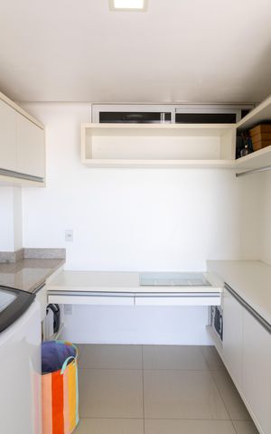 Casa de condomínio à venda com 632m², 4 quartos e 6 vagas Casa de condomínio à venda com 632m², 4 quartos e 6 vagasLavanderia