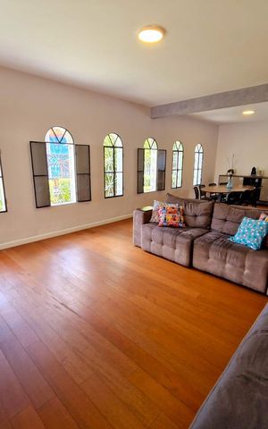 Casa à venda com 249m², 3 quartos e 2 vagas Casa à venda com 249m², 3 quartos e 2 vagasSala