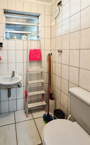Casa à venda com 204m², 4 quartos e 2 vagas Casa à venda com 204m², 4 quartos e 2 vagasBanheiro de serviço
