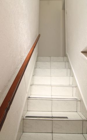 Casa à venda com 95m², 2 quartos e 2 vagasEscada