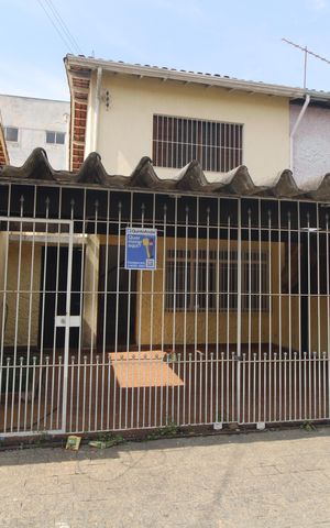 Casa à venda com 95m², 2 quartos e 2 vagasFachada