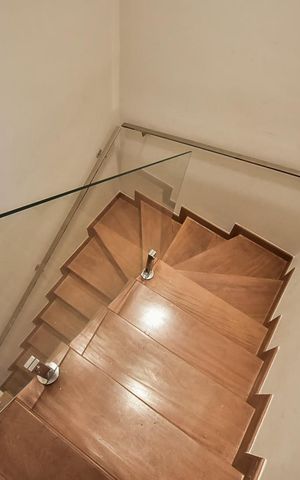 Casa de condomínio à venda com 300m², 4 quartos e 3 vagasEscada