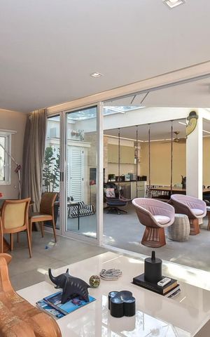 Casa de condomínio à venda com 300m², 4 quartos e 3 vagasSala