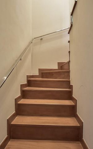 Casa de condomínio à venda com 300m², 4 quartos e 3 vagasEscada