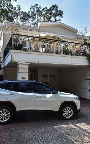 Casa de condomínio à venda com 300m², 4 quartos e 3 vagasFachada