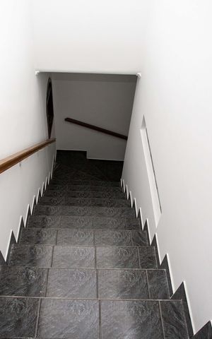 Casa à venda com 320m², 3 quartos e 2 vagasEscada