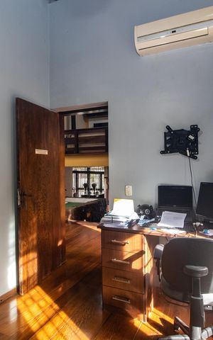 Casa à venda com 260m², 3 quartos e 3 vagas Casa à venda com 260m², 3 quartos e 3 vagasEscritório
