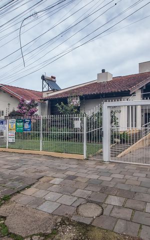 Casa à venda com 260m², 3 quartos e 3 vagas Casa à venda com 260m², 3 quartos e 3 vagasFachada