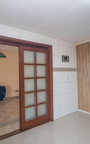 Casa à venda com 260m², 3 quartos e 3 vagas Casa à venda com 260m², 3 quartos e 3 vagasCozinha