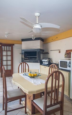 Casa à venda com 260m², 3 quartos e 3 vagas Casa à venda com 260m², 3 quartos e 3 vagasÁrea comum - Churrasqueira