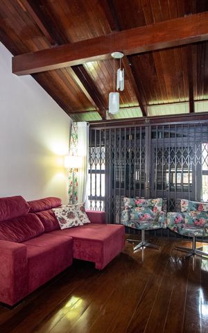 Casa à venda com 260m², 3 quartos e 3 vagas Casa à venda com 260m², 3 quartos e 3 vagasSala