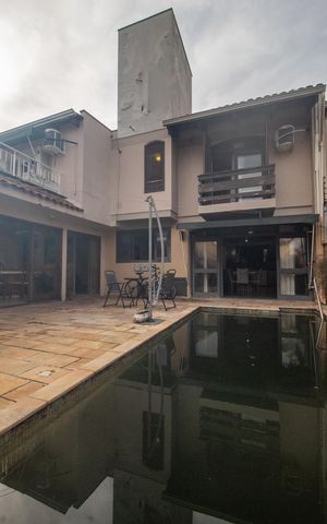 Casa à venda com 260m², 3 quartos e 3 vagas Casa à venda com 260m², 3 quartos e 3 vagasÁrea comum - Piscina