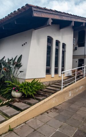 Casa à venda com 260m², 3 quartos e 3 vagas Casa à venda com 260m², 3 quartos e 3 vagasFachada