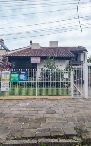 Casa à venda com 260m², 3 quartos e 3 vagas Casa à venda com 260m², 3 quartos e 3 vagasFachada