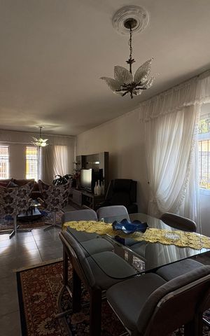 Casa à venda com 378m², 3 quartos e 11 vagas Casa à venda com 378m², 3 quartos e 11 vagasSala