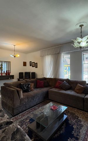 Casa à venda com 378m², 3 quartos e 11 vagas Casa à venda com 378m², 3 quartos e 11 vagasSala