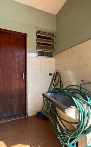 Casa à venda com 378m², 3 quartos e 11 vagas Casa à venda com 378m², 3 quartos e 11 vagasÁrea de Serviço 2