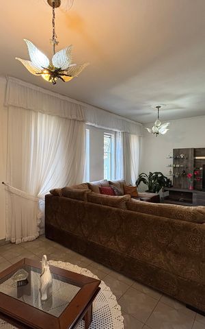 Casa à venda com 378m², 3 quartos e 11 vagas Casa à venda com 378m², 3 quartos e 11 vagasSala