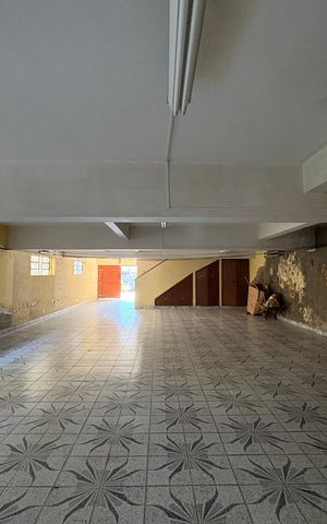 Casa à venda com 378m², 3 quartos e 11 vagas Casa à venda com 378m², 3 quartos e 11 vagasGaragem