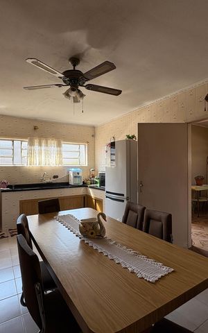 Casa à venda com 378m², 3 quartos e 11 vagas Casa à venda com 378m², 3 quartos e 11 vagasCozinha