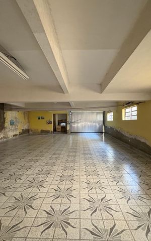 Casa à venda com 378m², 3 quartos e 11 vagas Casa à venda com 378m², 3 quartos e 11 vagasGaragem