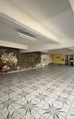 Casa à venda com 378m², 3 quartos e 11 vagas Casa à venda com 378m², 3 quartos e 11 vagasGaragem