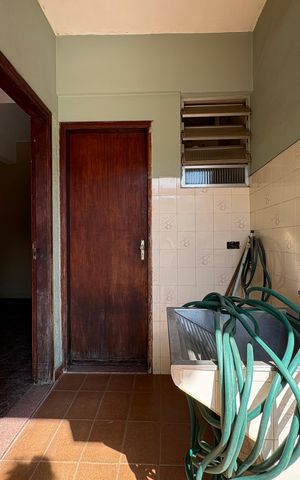 Casa à venda com 378m², 3 quartos e 11 vagas Casa à venda com 378m², 3 quartos e 11 vagasÁrea de Serviço 2