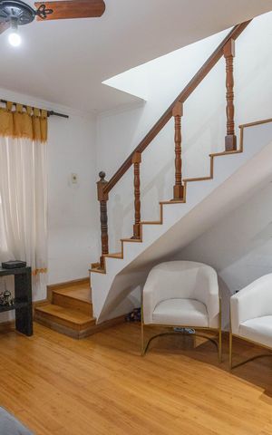 Casa à venda com 250m², 3 quartos e 3 vagas Casa à venda com 250m², 3 quartos e 3 vagasSala