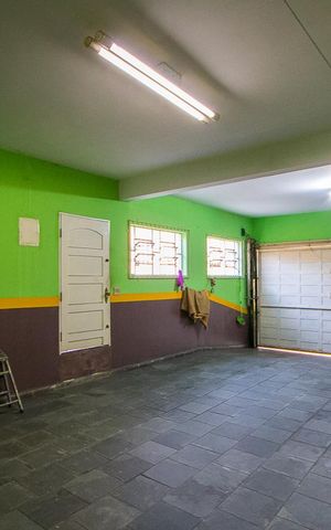 Casa à venda com 260m², 4 quartos e 4 vagas Casa à venda com 260m², 4 quartos e 4 vagasGaragem