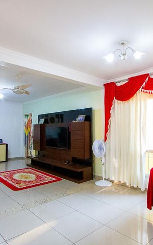 Casa à venda com 260m², 4 quartos e 4 vagas Casa à venda com 260m², 4 quartos e 4 vagasSala