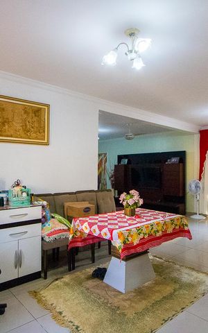 Casa à venda com 260m², 4 quartos e 4 vagas Casa à venda com 260m², 4 quartos e 4 vagasSala