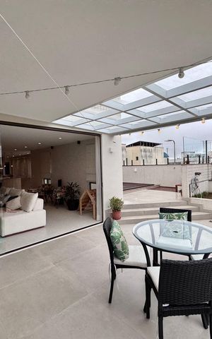 Apartamento à venda com 220m², 4 quartos e 4 vagas Apartamento à venda com 220m², 4 quartos e 4 vagasVaranda Sala