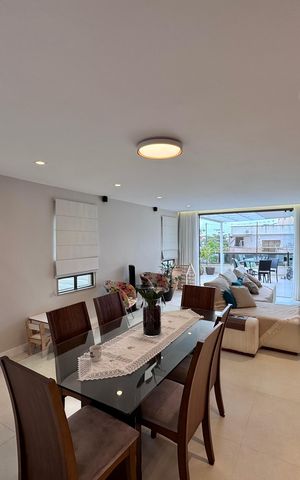 Apartamento à venda com 220m², 4 quartos e 4 vagas Apartamento à venda com 220m², 4 quartos e 4 vagasSala