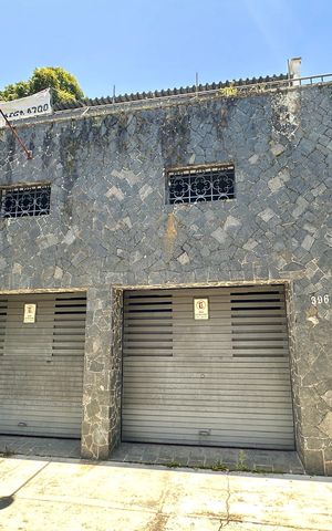 Casa à venda com 500m², 3 quartos e 2 vagas Casa à venda com 500m², 3 quartos e 2 vagasFachada