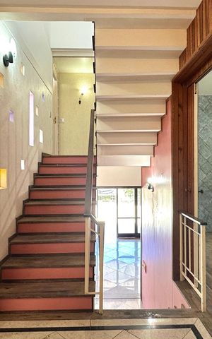 Casa à venda com 500m², 3 quartos e 2 vagas Casa à venda com 500m², 3 quartos e 2 vagasEscada