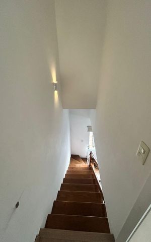 Casa de condomínio à venda com 97m², 2 quartos e 1 vaga Casa de condomínio à venda com 97m², 2 quartos e 1 vagaEscada