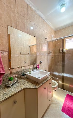 Casa à venda com 354m², 4 quartos e 4 vagasBanheiro 1
