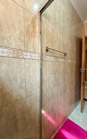 Casa à venda com 354m², 4 quartos e 4 vagasBanheiro 1