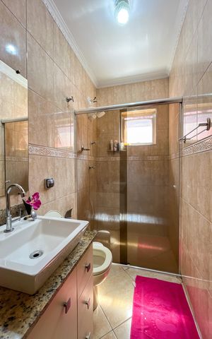 Casa à venda com 354m², 4 quartos e 4 vagasBanheiro 1