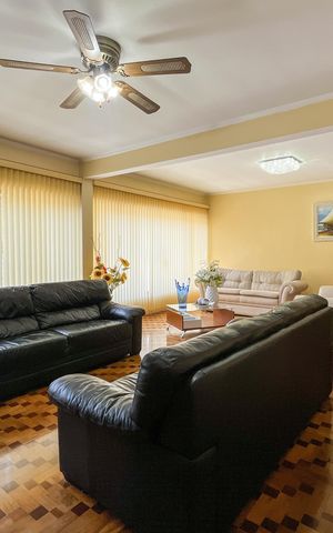Casa à venda com 354m², 4 quartos e 4 vagasSala