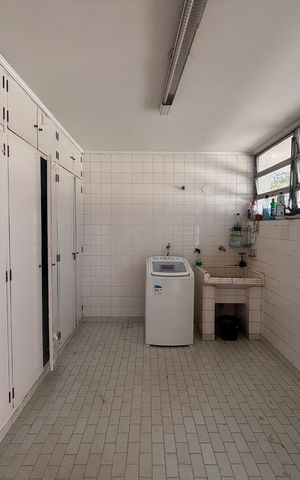 Casa à venda com 768m², 4 quartos e 12 vagas Casa à venda com 768m², 4 quartos e 12 vagasÁrea de Serviço