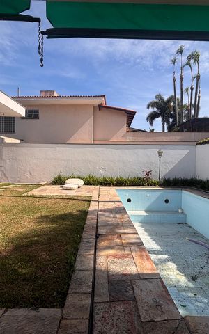 Casa à venda com 768m², 4 quartos e 12 vagas Casa à venda com 768m², 4 quartos e 12 vagasÁrea Externa