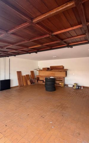 Casa à venda com 768m², 4 quartos e 12 vagas Casa à venda com 768m², 4 quartos e 12 vagasGaragem
